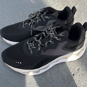 Reebok black white silver Women’s Zig Zag sneakers 7